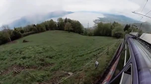 Viaggiare in treno in Svizzera montagne — Video Stock