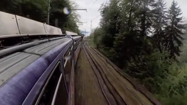 Viajando de trem na Suíça montanhas — Vídeo de Stock