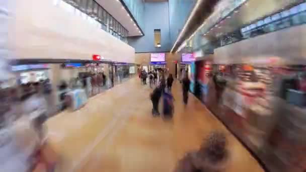 Pasajeros caminando en la sala de embarque del aeropuerto internacional — Vídeos de Stock