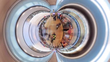 Yolcu gidiş salonunda Uluslararası Havaalanı'nda yürüyüş