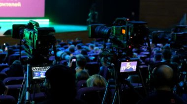 Teknik personel toplantısında çalışıyor