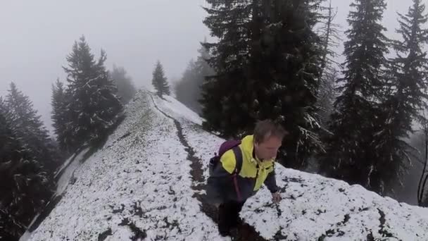 Sam wycieczkowicz trekking w górach Alpy Szwajcaria — Wideo stockowe