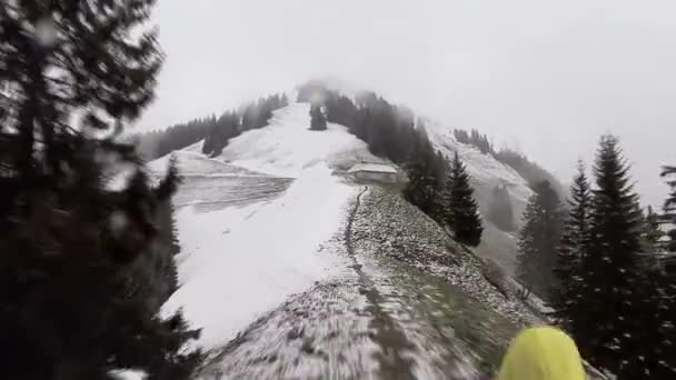 Randonneur seul trekking en Suisse Alpes montagnes — Video