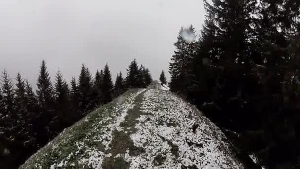 Trekking na Suíça Alpes montanhas na primavera — Vídeo de Stock