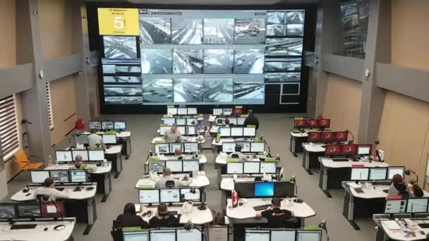 Operadores trabalham no centro de controle de tráfego rodoviário — Vídeo de Stock