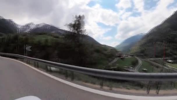Rijdende auto naar Zwitserland bergen — Stockvideo