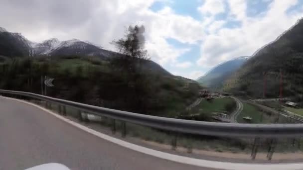 Guida di auto in Svizzera montagne — Video Stock