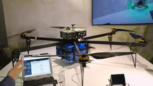 Demostración de drones modernos en la exposición durante el Skolkovo Robotics Forum — Vídeo de stock