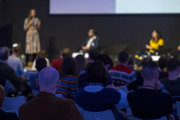 El público escucha al conferenciante — Foto de Stock