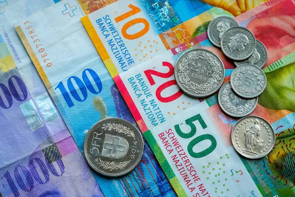 Schweizer Banknoten und Münzen — Stockfoto