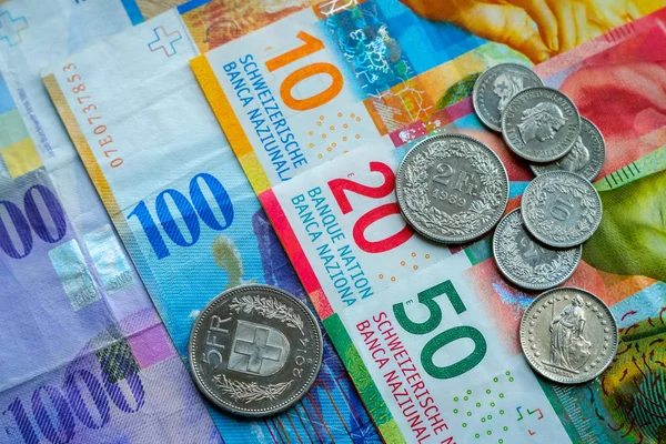 Zwitserse geld bankbiljetten en munten — Stockfoto