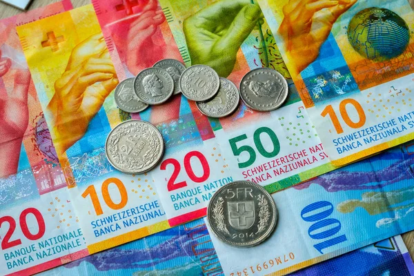 Zwitserse geld bankbiljetten en munten — Stockfoto