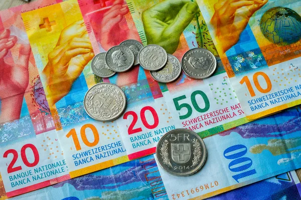 Zwitserse geld bankbiljetten en munten — Stockfoto