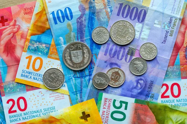 Zwitserse geld bankbiljetten en munten — Stockfoto