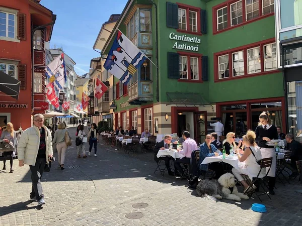 Touristen besuchen historische Altstadt — Stockfoto