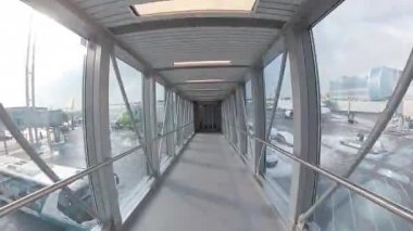 Uçak için yatılı geçitten, yürüyüş Pov