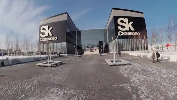 Група бігуни біг на відкритому повітрі навколо Сколково технопарку — стокове відео