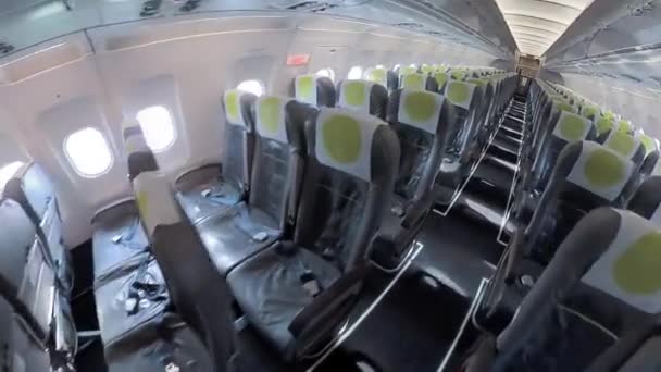 Wandelen in de passagier airlplane interieur — Stockvideo