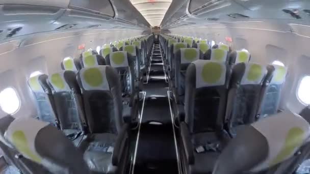 Caminando en el interior del avión de pasajeros — Vídeo de stock