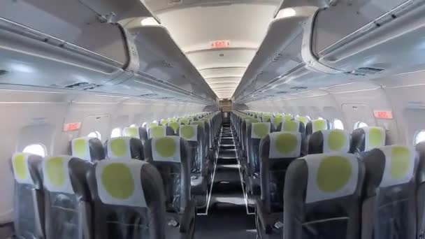 Caminando en el interior del avión de pasajeros — Vídeo de stock