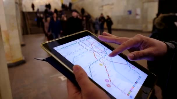 Człowiek w underground analizuje mapę metra za pomocą tabletu — Wideo stockowe