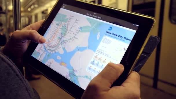 地下的人用平板电脑检查地铁地图 — 图库视频影像