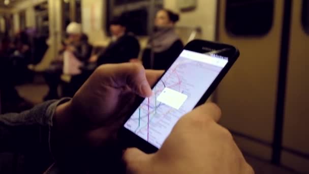 Ο άνθρωπος στο υπόγειο εξετάζει το μετρό χάρτη χρησιμοποιώντας το tablet — Αρχείο Βίντεο