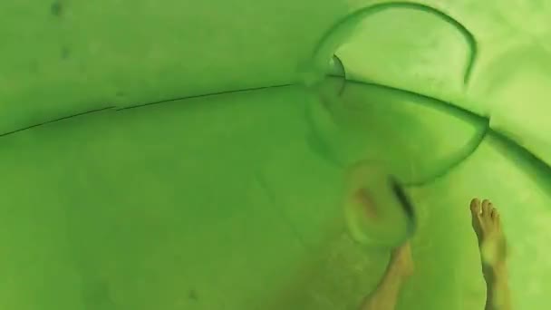 아쿠아 공원에서 튜브에 슬라이딩 하는 남자 — 비디오
