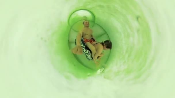 아쿠아 공원에서 튜브에 슬라이딩 하는 남자 — 비디오