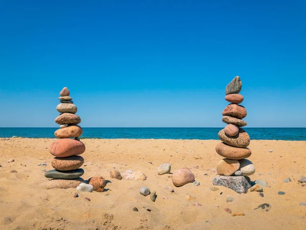 Pedras no suporte da pirâmide na praia arenosa — Fotografia de Stock