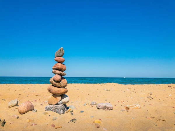 Pedras no suporte da pirâmide na praia arenosa — Fotografia de Stock