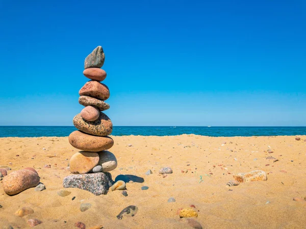 Pedras no suporte da pirâmide na praia arenosa — Fotografia de Stock