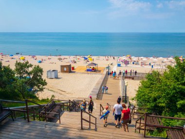 İnsanlar güneşli gün zamanda yenilenmiş beach adlı güneşlenme