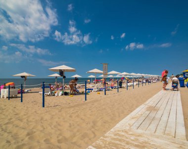 İnsanlar güneşli gün zamanda yenilenmiş beach adlı güneşlenme