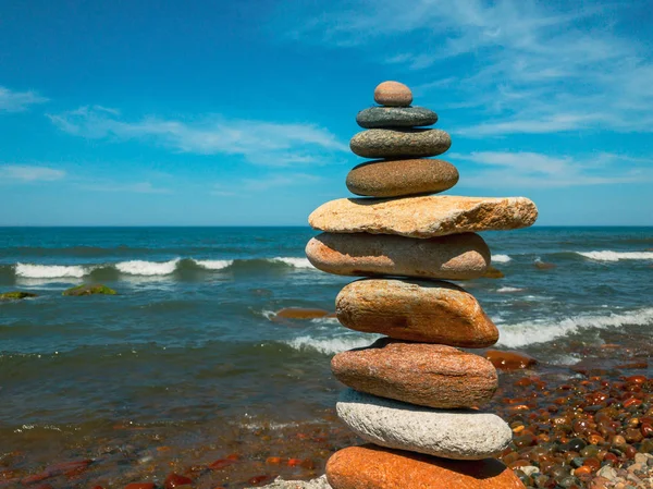 Stenar i pyramiden står på sandstranden — Stockfoto