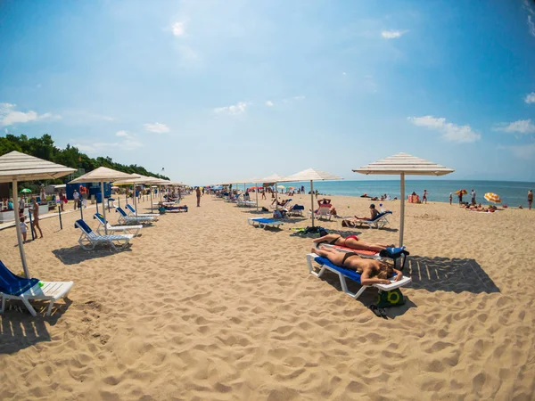 People are sunbathing at renovated beach at sunny day time — Stock Photo, Image