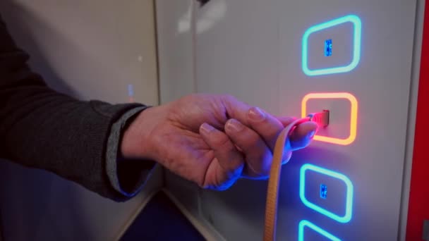 Plugin tangan pria dan Cabut kabel USB ke port pengisian bebas — Stok Video