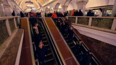 Yürüyen merdiven Metro istasyonunda yolcu binmek
