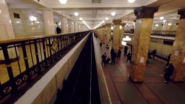 Pessoas caminhando no trânsito no metrô — Vídeo de Stock