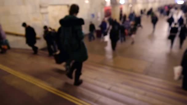 Människor som vandrar i transitering i tunnelbanan — Stockvideo