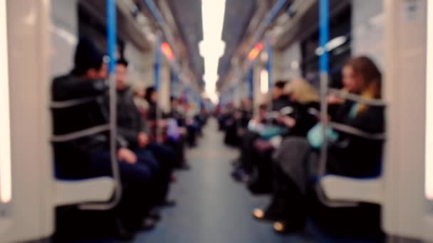 Люди едут в метро — стоковое видео
