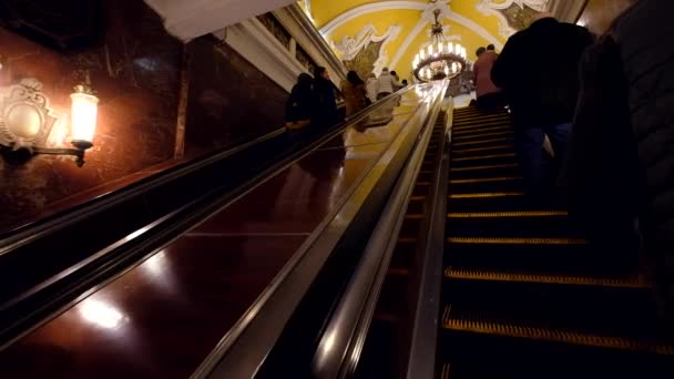 Cestující jezdit na eskalátor ve stanici metra — Stock video