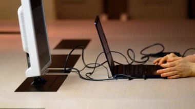 laptop çalışma eller