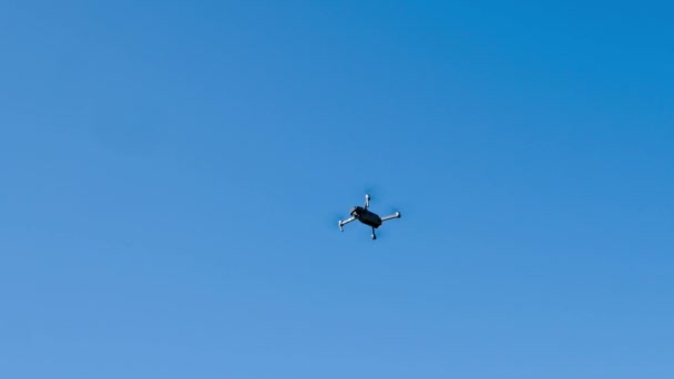 Drone pieghevole che vola verso il cielo blu — Video Stock