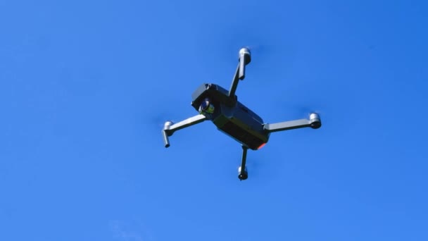 Fulle droner flyr på den blå himmelen – stockvideo