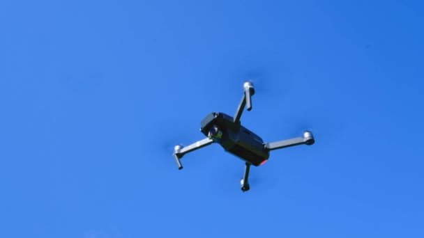 Drone dobrável voando no céu azul — Vídeo de Stock