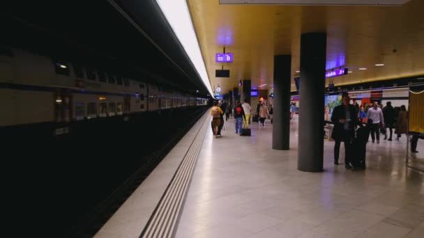 Gente caminando en la estación de tren — Vídeo de stock