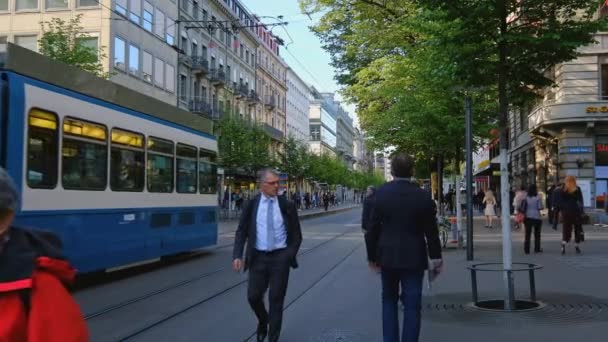 Mensen en stad vervoer bij Bahnhofstrasse op het moment van de ochtend — Stockvideo