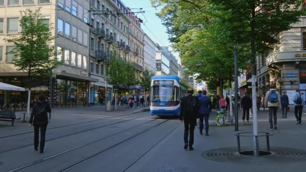 Sabah zaman Bahnhofstrasse, kişi ve şehir ulaşım — Stok video