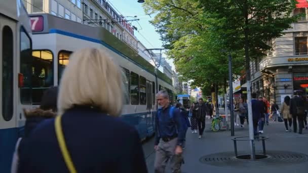 Transport public et urbain à Bahnhofstrasse le matin — Video